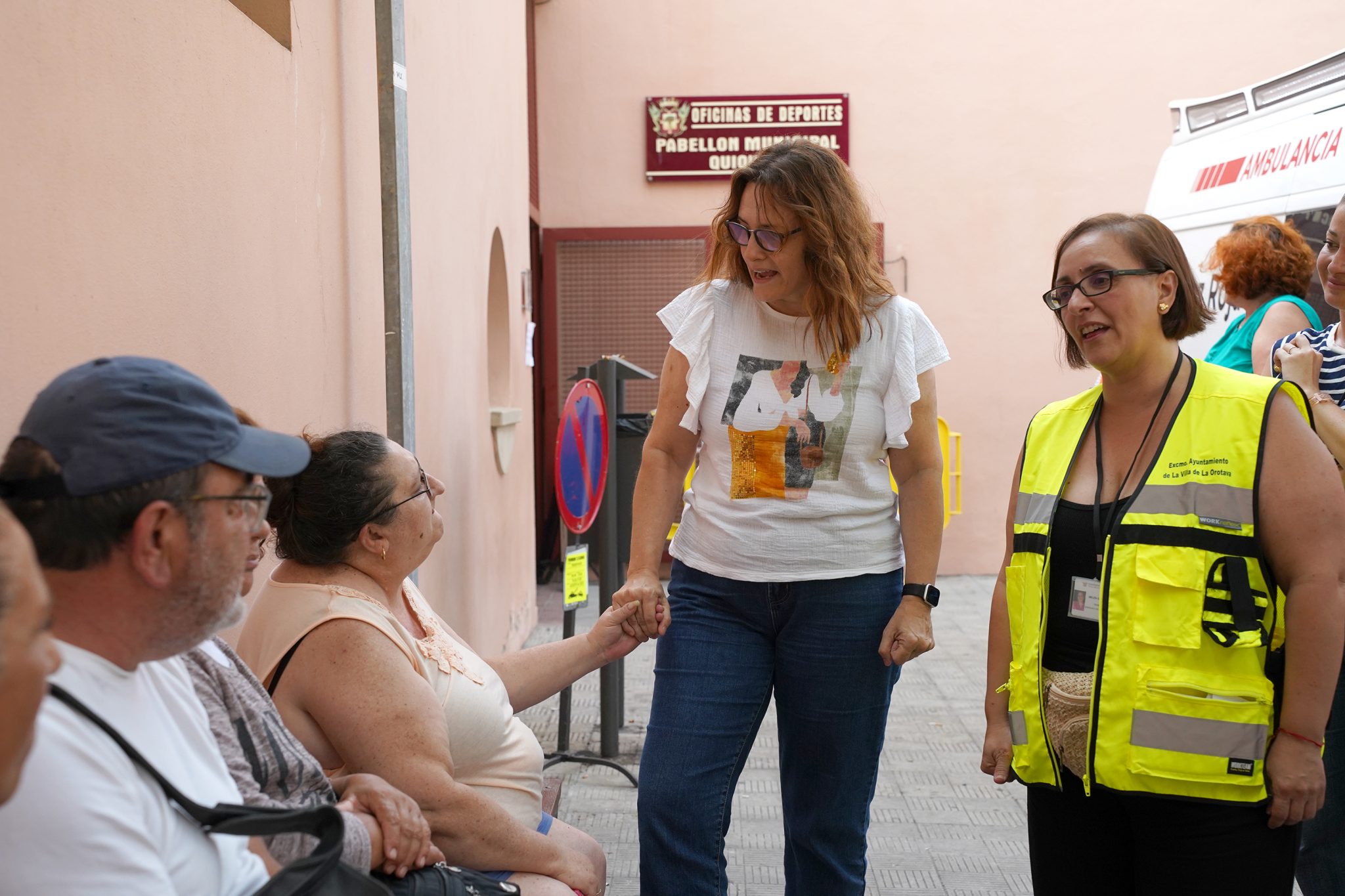La consigliera del Governo delle Canarie La consulente esamina le esigenze degli sfollati. Foto: Governo delle Canarie